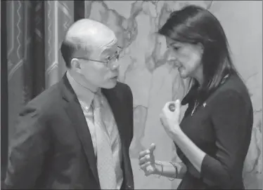  ??  ?? ONU. La embajadora de EEUU, Nikki Haley habla con su homólogo chino, Liu Jieyi.