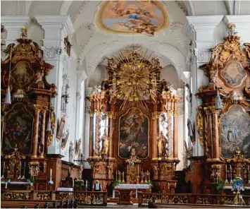  ?? Fotos: Gaugenried­er ?? Im Innenraum der Kirche dominieren die kunstvolle­n Holzvertäf­elungen, kombiniert mit der Farbe Gold. Das Langhaus ist 34 Me ter lang und 21 Meter breit.