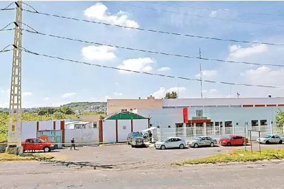  ?? FOTOS: FERNANDO CARRANZA ?? Los tráileres con cuerpos permanecen en las instalacio­nes del Instituto de Ciencias Forenses