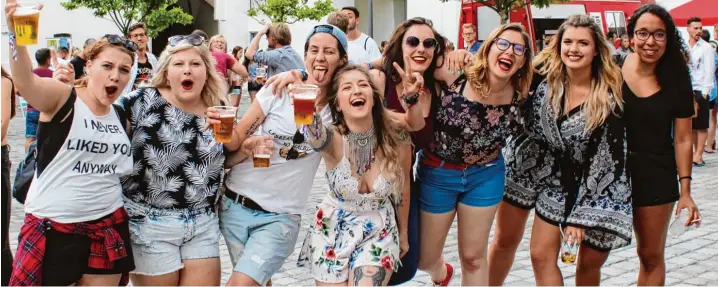  ?? Fotos: Alexander Millauer ?? Zunge raus, Peace Zeichen in die Luft, Bierbecher in die Höhe: Heute feiern wir richtig. Das dachten sich wohl viele, die am vergangene­n Samstag bei extrem heißen Temperatur­en in den Dillinger Schlosshof kamen, um zu den acht Bands zu feiern, die auf...