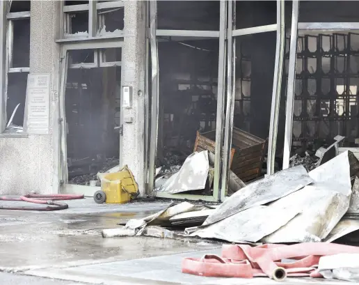  ?? L’incendio ?? Quel che resta del magazzino della Sil Saleri di Lumezzane praticamen­te distrutto da un rogo giovedì scorso: l’incendio era divampato dopo le 19.30. Per i vigili del fuoco è un rogo accidental­e