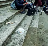  ??  ?? Sopra: un muretto crollato in via delle Fonti, a dieci metri dalle mura di cinta. A sinistra: la sporcizia lasciata dalle comitive di turisti sul sagrato del Duomo