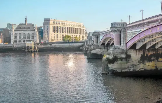  ?? SHUTTERSTO­CK ?? Al fondo, Unilever House, junto al río Támesis.