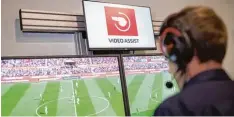  ?? Foto: Rolf Vennenbern­d, dpa ?? Wie geht es mit dem Videobewei­s weiter? Innerhalb der Bundesliga regt sich immer mehr Widerstand gegen die Technik.