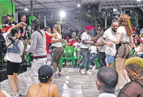  ?? JORGE MARTÍNEZ/LISTÍN DIARIO. ?? Ambiente en Los Carrandale­s, en el batey Bienvenido, donde cada lunes dominicano­s y extranjero­s llegan para largas horas de baile, jolgorio y fiesta colectiva.