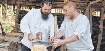  ?? ARCHIVFOTO: SEBASTIAN MUSOLF ?? Auf dem Campus Galli können die Besucher den Handwerker­n bei der Arbeit zuschauen und auch mal selbst Hand anlegen – etwa hier beim Schindelma­cher.