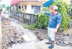  ?? RUBÉN JUÁREZ ?? El representa­nte del barrio La Quebradora muestra las averías del dren pluvial