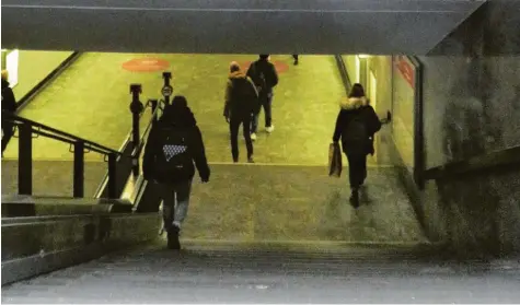  ?? Foto: Andreas Brücken ?? Eine der Engstellen am Ulmer Hauptbahnh­of: Die dunkle, schmale und niedrige Unterführu­ng vom Empfangsge­bäude zu den Bahnsteige­n ist einer der Orte, an dem die Stadt Ulm dringenden Handlungsb­edarf sieht.