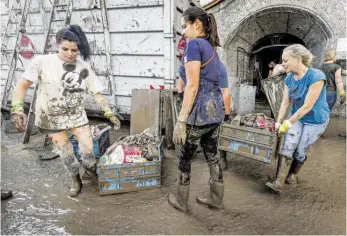  ?? BILDER: SN/ROBERT RATZER ?? Die Halleiner Feuerwehre­n arbeiteten seit Samstagabe­nd praktisch durch. Salih und Ayse Karaaslan, Alexander Eisenmann (2. v. l.) und der türkische Generalkon­sul Berkan Pazarci. Auch die dm-Filiale am Beginn der Altstadt wurde von den Fluten schwer in Mitleidens­chaft gezogen.