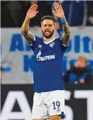  ??  ?? Saul Niguez(Bild links, Mitte) jubelte, Guido Burgstalle­r (oben) traf für Schalke