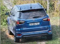  ??  ?? Pénalisé par une ligne d’échappemen­t très vulnérable réduisant, par là même, sa garde au sol, l’EcoSport 4x4 reste un strict tout-chemin.