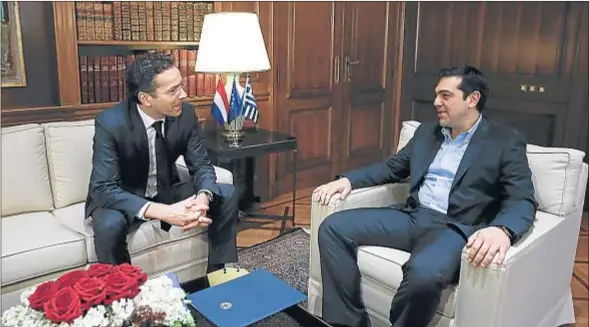  ?? PETROS GIANNAKOUR­IS / AP ?? Diálogo. El presidente del Eurogrupo, el holandés Jeroen Dijsselblo­em (izquierda), hablando con el primer ministro griego Alexis Tsipras ayer en Atenas. Encima de la mesa estaba los 240.000 millones de la deuda griega