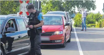  ?? FOTO: NORBERT KELPP, ALLGAEU-RECHTSAUSS­EN.DE ?? Polizeikon­trolle auf dem Weg zur Veranstalt­ung bei Aichstette­n. Insgesamt zählte die Polizei am Abend des 14. Juli etwa 170 Besucher.