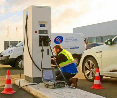  ?? "BE2I# ?? En s’attaquant au marché de la borne de rechargeme­nt pour véhicules électrique­s, B2EI vise une croissance de son chi"re d’a"aires de près de 5#% par an.