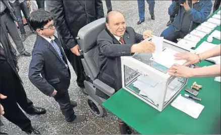  ?? ANADOLU AGENCY / GETTY ?? En el 2014 a Buteflika lo llevaron en un sillón de ruedas al colegio electoral de El Biar, en Argel