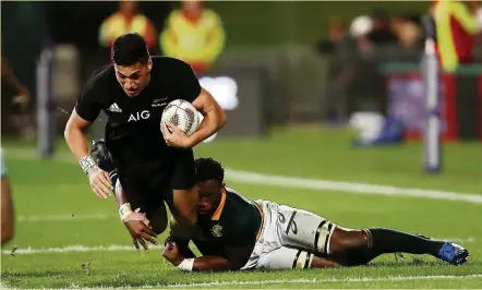  ?? Les All Blacks de Rieko Ioane ont fait voler en éclats des Sud-Africains incapables de répondre au défi physique. Les Néo-Zélandais marchent sur le rugby mondial. ?? Photo Icon Sport