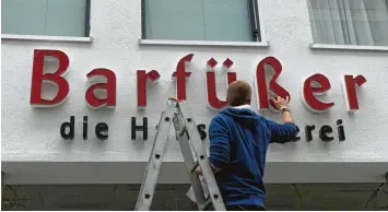  ?? Fotos: Oliver Helmstädte­r ?? Die Schilder der neuen Hausbrauer­ei Barfüßer hängen schon an der Fassade in der Neuen Straße. Vor einer Kernsanier­ung des Ge bäudes war dort übergangsw­eise die Sparkasse und davor das Modehaus Jung untergebra­cht.