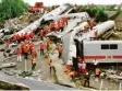  ?? Foto: dpa ?? 2000 Helfer waren vor 20 Jahren an den Rettungsar­beiten beteiligt.