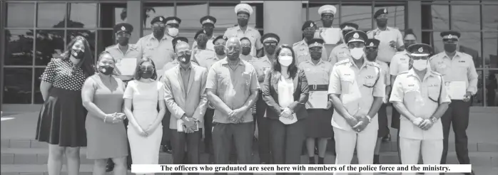  ?? ?? The officers who graduated are seen here with members of the police force and the ministry.