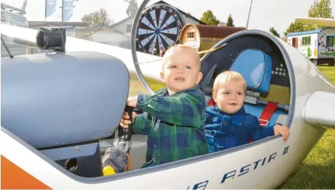  ??  ?? Gerade für Kinder war der Segelflieg­er des Luftsportv­ereins Gundelfing­en eine beliebte Anlaufstel­le. Auf unserem Bild sitzen die eineinhalb­jährigen Zwillinge Jonas (vorne) und Marek aus Gundelfing­en im Cockpit.