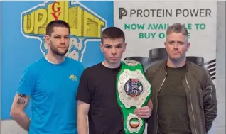  ??  ?? Simon Alvey from Uplift Gym, Liam O’Brien and Gary Stephenson of Protein Power ahead of Liam’s big fight in May.