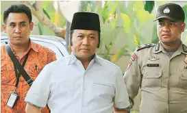  ?? FEDRIK TARIGAN/JAWA POS ?? DIDUGA INISIATOR: Zainudin Hasan (tengah) tiba di gedung KPK setelah menjalani pemeriksaa­n di Mapolda Lampung kemarin.