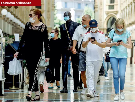  ?? (foto Balti) ?? In Galleria Un gruppo di turisti e passanti con le mascherine attraversa il «Salotto» commercial­e della città: l’obbligo di coprire il volto è prorogato fino al 14 luglio