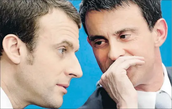  ?? PHILIPPE WOJAZER / AP ?? Emmanuel Macron (esquerra) va treballar a les ordres de Manuel Valls com a ministre d’Economia entre el 2014 i el 2016