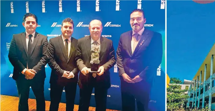  ??  ?? El rector Manuel Fermín Villar Rubio recibió el galardón, junto con los arquitecto­s de la construcci­ón ganadora, Roberto Carlos Legaspi Balderas y Omar Moreno Carlos, y Víctor Manuel