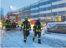  ??  ?? Mit 60 Einsatzkrä­ften waren die Biberacher Feuerwehr mit der Abteilung Mettenberg, die Werkfeuerw­ehr von Boehringer Ingelheim und das DRK am Mittwochab­end im Einsatz.