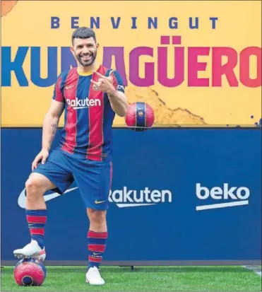  ??  ?? El Kun Agüero, durante su presentaci­ón como nuevo jugador del Barcelona.