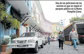  ??  ?? Una de las peticiones de los vecinos es que se regule el parqueo público en la Numa
Pompilio Llona.