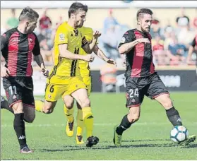  ?? F: V. LLURBA ?? Jorge Miramón conduce el balón en un lance del partido de ayer en el Municipal