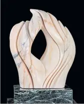  ??  ?? Escultura de Eduardo Tortorelli realizada en mármol rosa de Portugal.