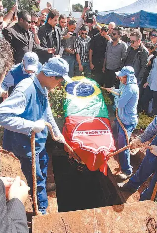 Velório de Cristiano Araújo e Allana Moraes reúne amigos e fãs