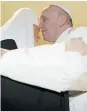  ??  ?? El Papa en una reunión con el patriarca ortodoxo ruso Kiril, en Cuba.