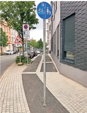  ?? FOTO: STEFAN GILSBACH ?? Für Alt-Bürgermeis­ter Friedel Müller ein „Schildbürg­erstreich“ist dieses Schild auf dem Radweg an der Ecke Kaiserstra­ße/Telegrafen­straße – es steht mitten im Weg.