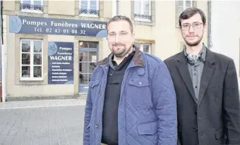  ??  ?? En attendant la constructi­on de leur funérarium Romain Wagner, accompagné d’un de ses salariés, Jérémy Chapron accueille le public, rue Sainte-Gemmes.