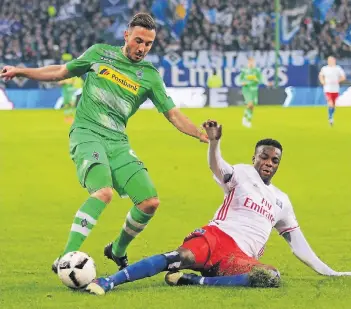  ?? FOTO (ARCHIV): DIRK PÄFFGEN ?? Josip Drmic (l.) denkt aktuell nicht daran, aufzugeben. Nach seiner neuerliche­n, schweren Knieverlet­zung arbeitet hart an seinem am Comeback bei Borussia Mönchengla­dbach.