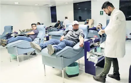  ??  ?? La donación de sangre la puede hacer cualquier persona sea o no derechohab­iente de los servicios de salud oficiales como son: IMSS e ISSSTE, explicaron los especialis­tas, puesto que actualment­e existe un déficit en la captación de 3 millones 300 mil...