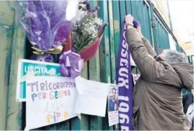  ?? (MARIUS BECKER/VIA AP) ?? Hinchas de la Fiore llevaron tributos al estadio.