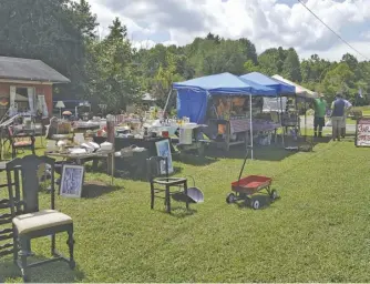  ?? COURTESY PHOTO ?? Michelle and John Jenkins have produce and antiques for sale in Sperryvill­e.