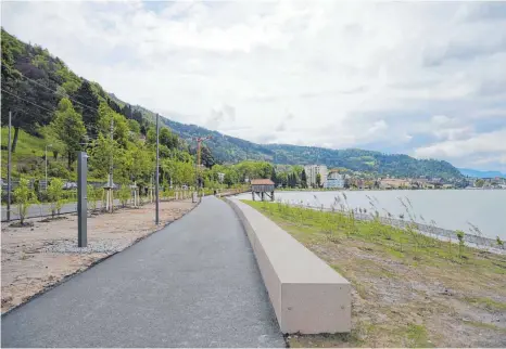  ?? FOTO: ANKE KUMBIER ?? Der Umbau des Uferabschn­itts zwischen Lochau und Bregenz ist seit Mitte Mai abgeschlos­sen.
