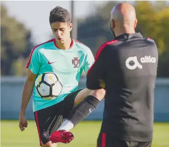  ??  ?? Tiago Ribeiro apenas falhou o jogo inaugural co ma Hungria, derrota por 0-1