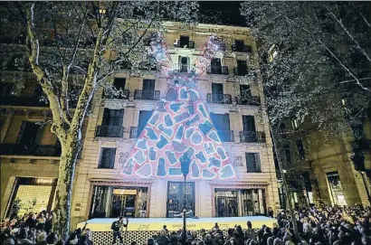  ?? ÀLEX GARCIA ?? El espectácul­o lumínico se repetirá todas las noches a las 20.30 hasta el día de Sant Jordi