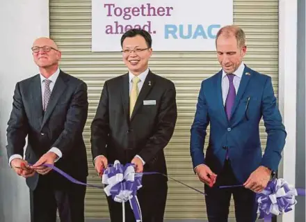  ?? Pic by Asyraf Hamzah ?? (From left) Switzerlan­d ambassador to Malaysia Michael Winzap, Deputy Internatio­nal Trade and Industry Minister Datuk Chua Tee Yong and RUAG Aviation chief executive officer Philip Berner during the official opening of the RUAG Aviation component...