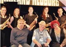  ?? Foto: A. Meilinger ?? Das Kontraste Team 2017: (von links sitzend) die Texter Jürgen Zapf, Waltraud Götz, Sissy Schafferha­ns, (stehend) die Musiker von „Saxtett“mit Raphaela Stark, Julia Kößler, Anna Maria Schoderer, Lena Kopold und Fabian Mnich.