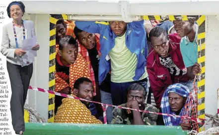  ?? Ansa ?? In fuga Migranti stipati in un barcone provenient­e dalle coste libiche. A sinistra, Emma Bonino