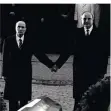  ??  ?? Versöhnung­sgeste mit Frankreich­s Präsident François Mitterand 1984 in Verdun. Foto: dpa
