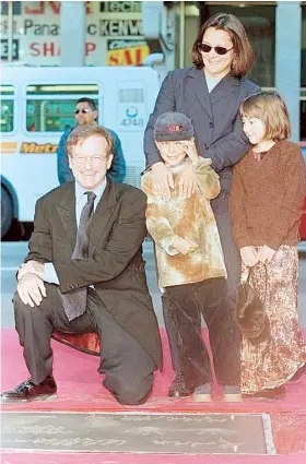  ??  ?? En el 1998, frente al Teatro Chino de Hollywood junto a su exesposa Marsha Grace y los hijos procreados con ella, Cody y Zelda.